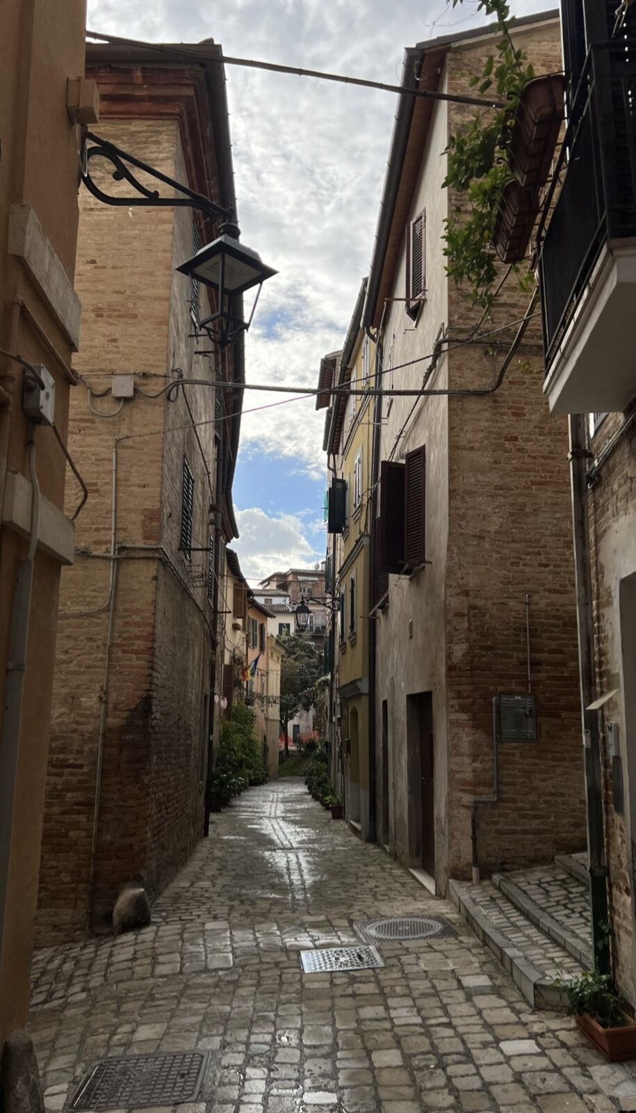 Un vicolo dei borghi marchigiani