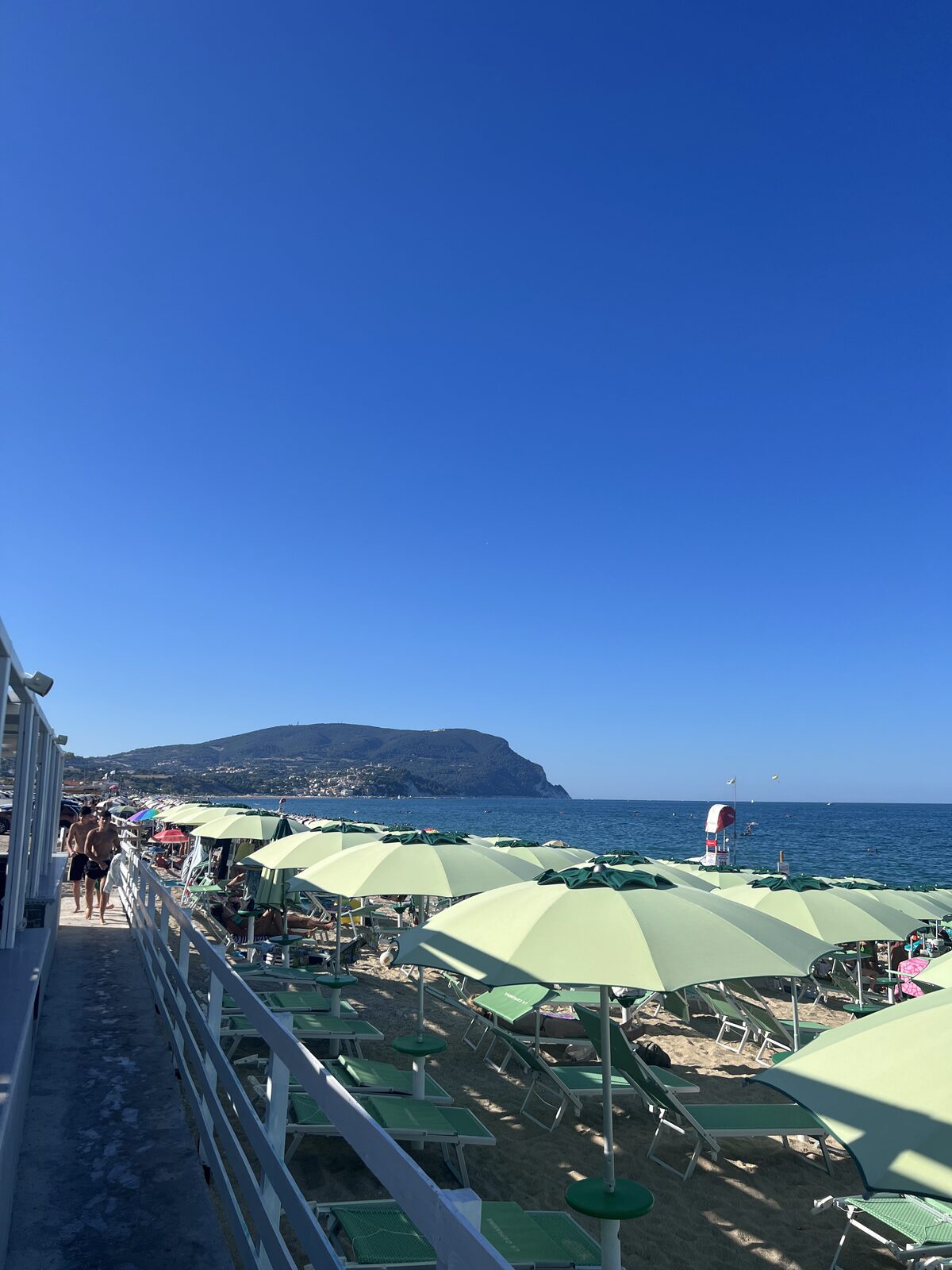 Beach club sul lungomare verso il Conero